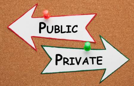 Les déterminants du choix entre restructuration privée et publique