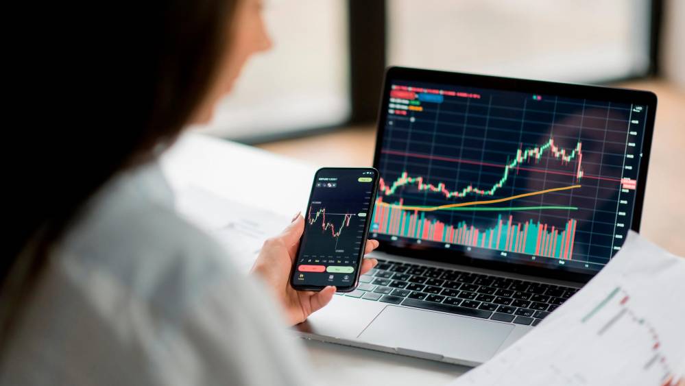 Placements financiers : des performances et des frais relativement stables en 2025