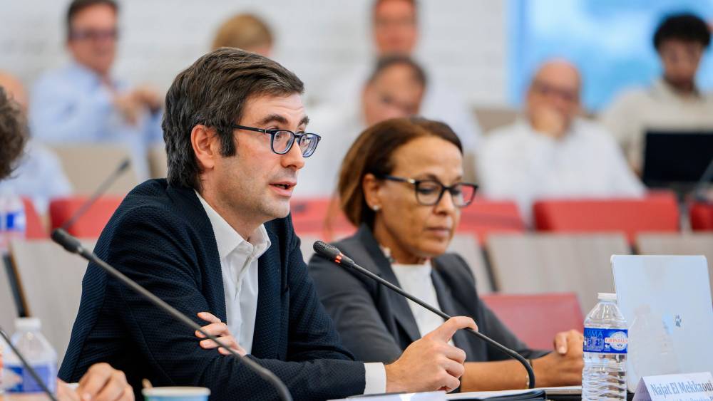 Table ronde prospective modérée par Thibaut Prebay, économiste spécialiste de la démographie, auteur, chroniqueur,<i> Les Échos</i>, avec&nbsp;Najat El Mekkaoui, professeure, Université Paris Dauphine-PSL, et Thibault Laconde, ingénieur Supélec, climatologue, fondateur de Callendar. Photo : Nicolas Fagot.