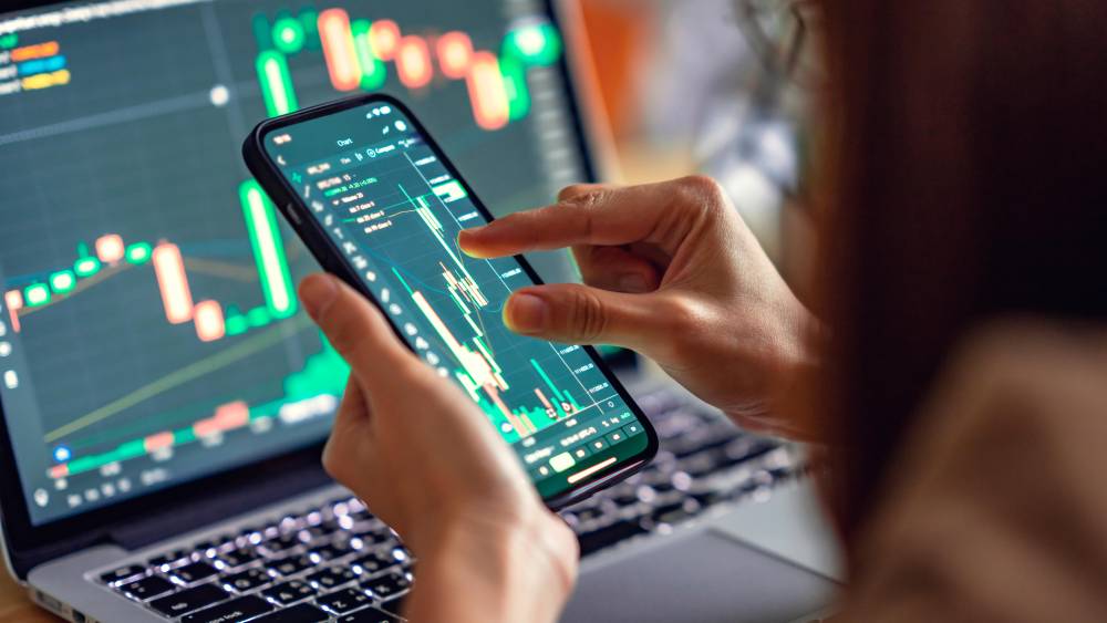 Les femmes deux fois moins nombreuses à investir que les hommes