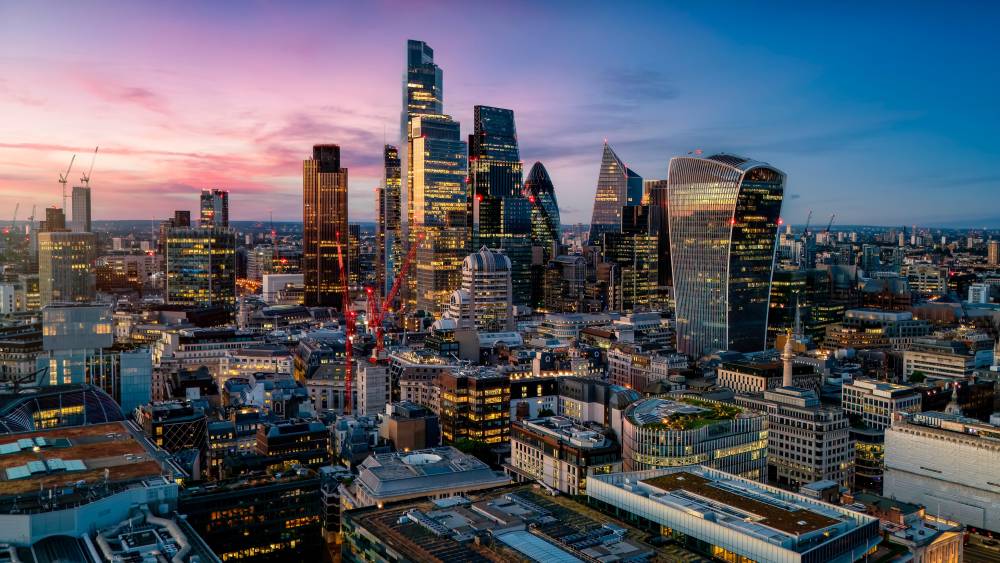 Le budget britannique ménage davantage les banques que prévu