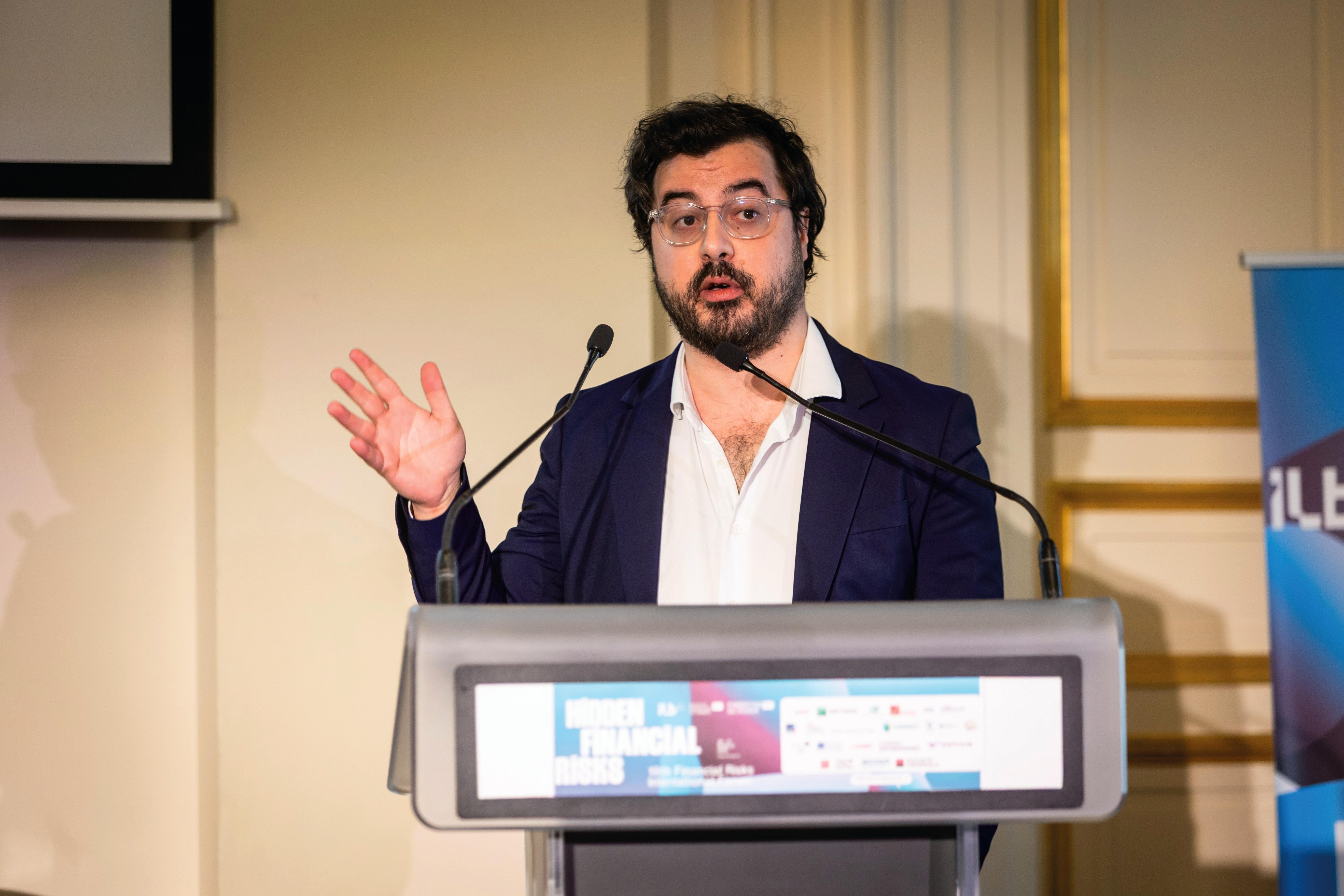 $!Regards de jeunes chercheurs en finance et en assurance