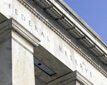 La Fed (Federal Reserve) a présenté en juillet 2023 un plan pour renforcer la résilience des banques détenant 100&nbsp;milliards de dollars d’actifs ou plus face aux risques émergents (Crédit&nbsp;: Fed).