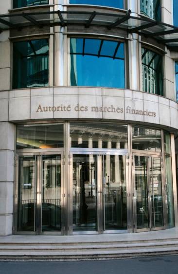 L’Autorité des marchés financiers (AMF) a déclaré se conformer aux orientations européennes de l’ESMA quant aux circonstances dans lesquelles elle peut prendre des mesures de restrictions (Crédit AMF).