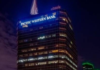 La Pacific Western Bank a vendu 3,5&nbsp;milliards de dollars de prêts adossés à des actifs et 2,6&nbsp;milliards de dollars de prêts immobiliers commerciaux.