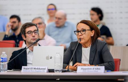 Table ronde prospective modérée par Thibaut Prebay, économiste spécialiste de la démographie, auteur, chroniqueur, Les Échos, avec&nbsp;Najat El Mekkaoui, professeure, Université Paris Dauphine-PSL, et Thibault Laconde, ingénieur Supélec, climatologue, fondateur de Callendar. Photo : Nicolas Fagot.