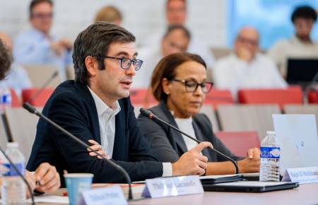 Table ronde prospective modérée par Thibaut Prebay, économiste spécialiste de la démographie, auteur, chroniqueur,<i> Les Échos</i>, avec&nbsp;Najat El Mekkaoui, professeure, Université Paris Dauphine-PSL, et Thibault Laconde, ingénieur Supélec, climatologue, fondateur de Callendar. Photo : Nicolas Fagot.