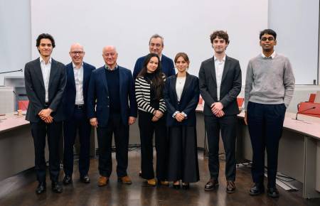 De gauche à droite : <b>Hugo Rocha Mondragon</b>, <b>Florian Ielpo</b>, Lombard Odier<i> Investment Managers</i>, <b>Didier Rabattu</b>, Lombard&nbsp;Odier Investment Managers, <b>Philippe Bernard</b>, responsable du Master 272, <b>Léa Colombani</b>, <b>Laure-Camille Didier</b>, <b>Hugo Sericola</b> et <b>Natya Kischenin.</b>